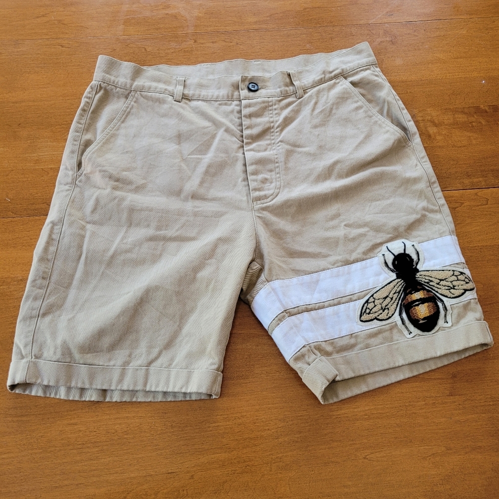Gorgeous Gucci Tan Canvas Shorts with Bee Applique
